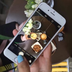 Follow Your Favorite Bloggers Through Fashion Week 1 Snapchat at a Time | ศูนย์ซ่อม iPhone ไอโฟน มาตรฐาน ราคาถูก