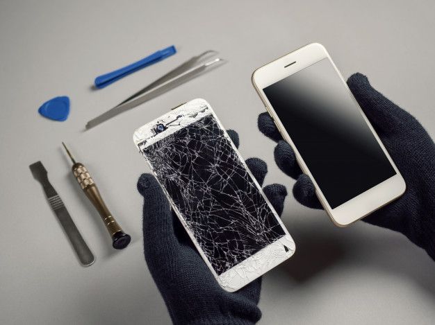 Technician Repairing Broken Smartphone On Desk | ศูนย์ซ่อม iPhone ไอโฟน มาตรฐาน ราคาถูก