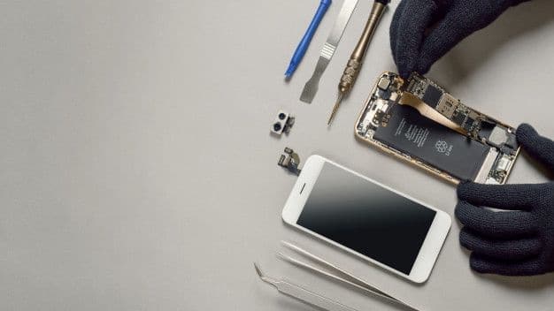 Technician Repairing Broken Smartphone On Desk 1 | ศูนย์ซ่อม iPhone ไอโฟน มาตรฐาน ราคาถูก